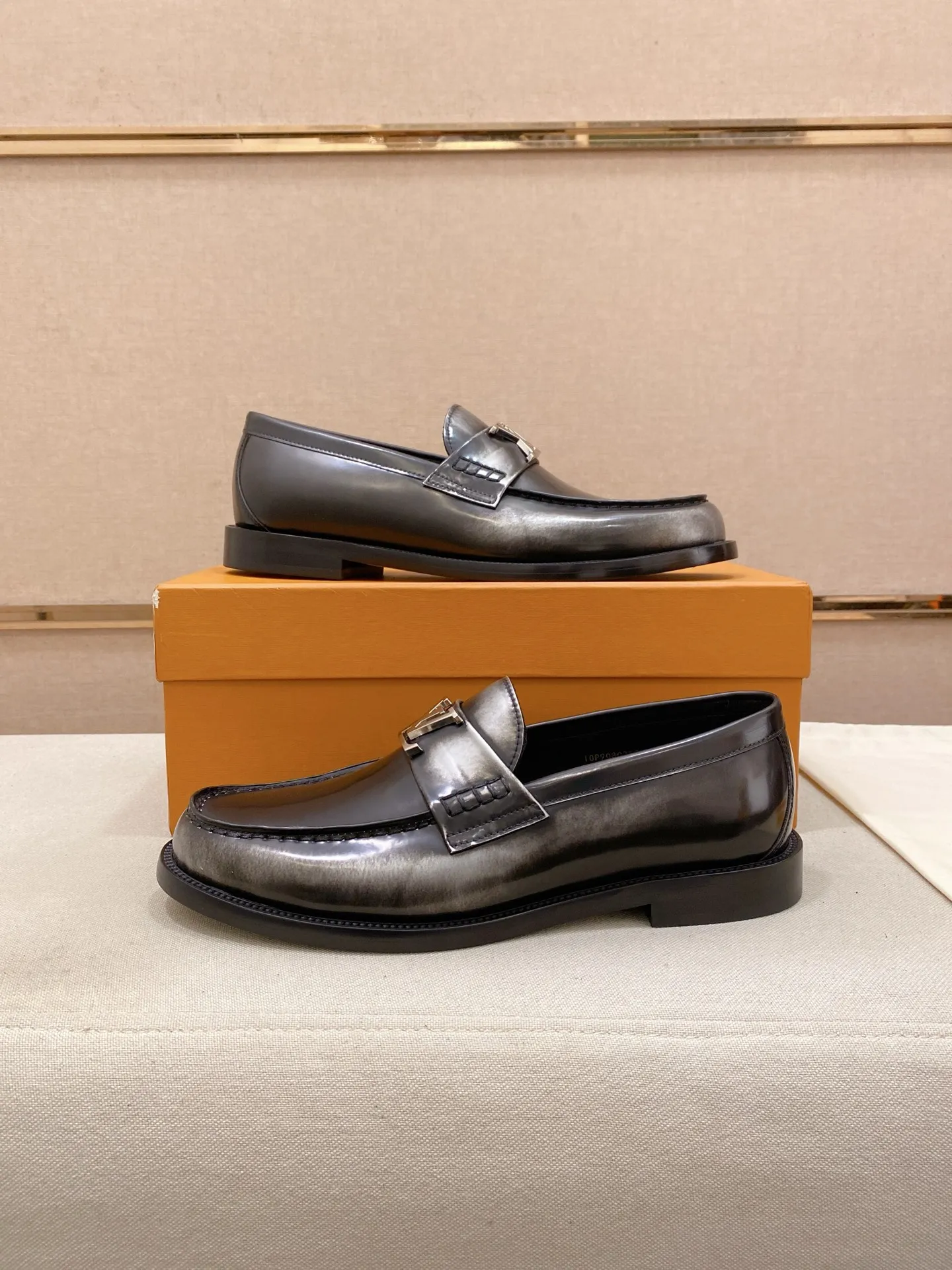 Factory price: 700💰Louis Vuitton LV men's classic Oxford shoes, men's business formal boutique leather shoes, classic model, exquisite almond kernel toe, ultimate art, the whole shoe is made of imported cow leather (open edge beads), carefully selected, fine pores, excellent gloss, soft texture, strong toughness, durable and not easy to deform, apricot calf leather lining, soft and comfortable, sweat-absorbent and breathable. Composite rubber backing at the heel. The front and rear outsole are nailed and reinforced, making them non-slip and wear-resistant. Made with Goodyear craftsmanship, the shoe shape is excellent, light and luxurious, and can be worn in all kinds of formal occasions! Original box and dust bag packaging! Size: 39-44 (38.45. Customized)